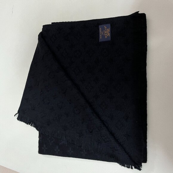 LOUIS VUITTON Monogram Black Wool Scarf - Picture 3 of 7